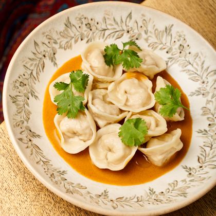 Пельмени ручной лепки с начинкой из морепродуктов с соусом "Биск"