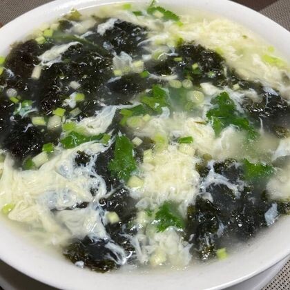 Суп с сушёными водорослями и яйцом