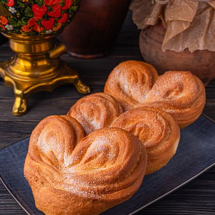 Сахарная сдобная плюшка