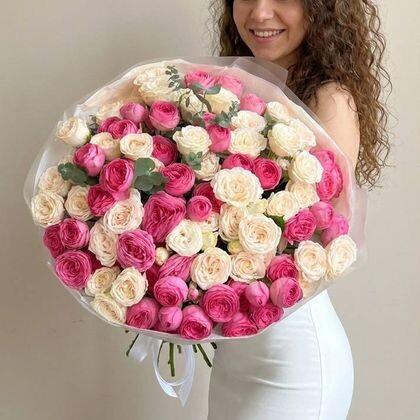 Большой яркий микс пионовидных кустовых роз