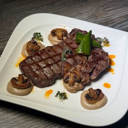 Стейк говядины гриль с муссом из белых грибов