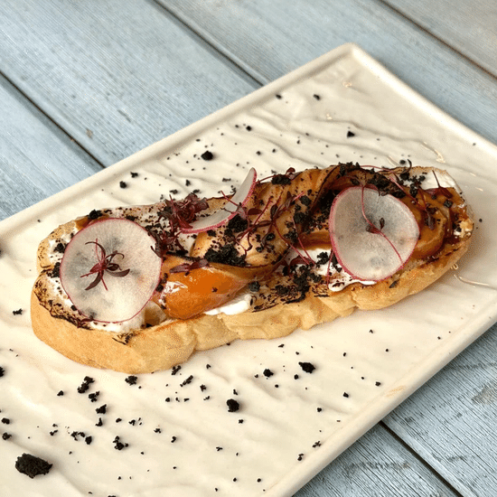 Брускетта с опаленным лососем