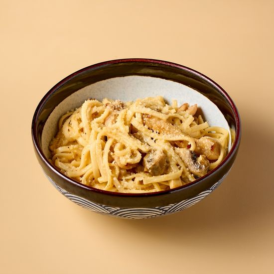 Сырный удон с курицей и грибами