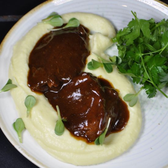 Телячьи щечки в соусе демиглас