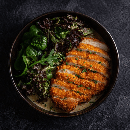 Кацу из цыплёнка с кокосовым соусом и зелёным салатом