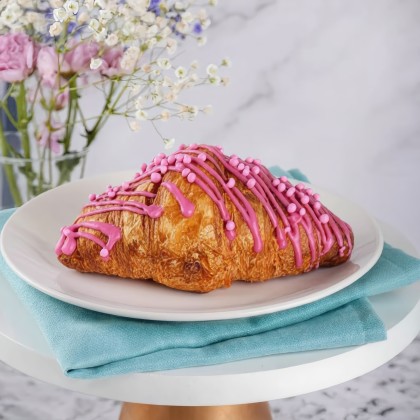 Круассан с клубникой