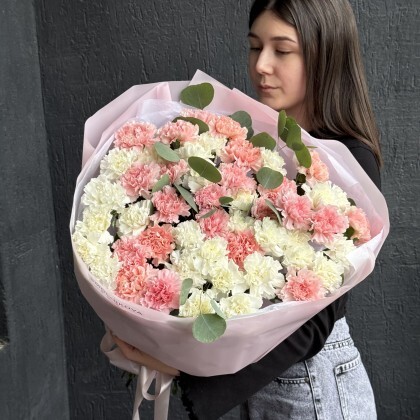 Большой букет стойких ажурных диантусов