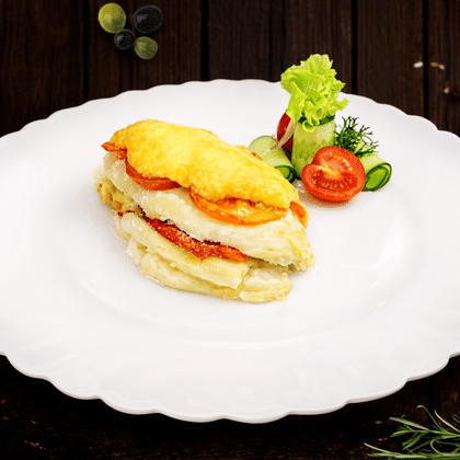 Куриная грудка, запеченная с помидорами под сырной шапочкой