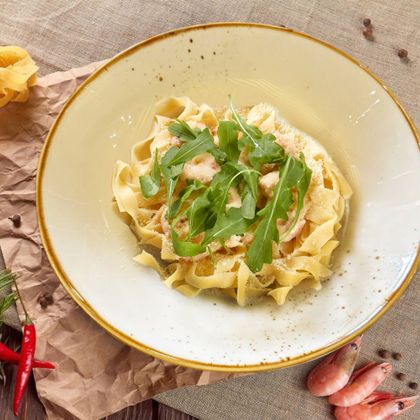 Феттучини «Альфредо» с тигровыми креветками