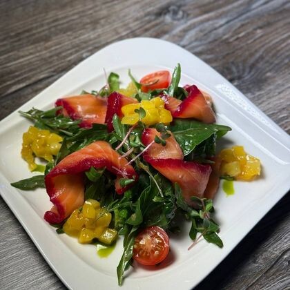 Салат «Гравлакс лосось и манго»