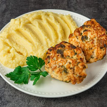 Рубленные куриные котлетки (2 шт), подаются с гарниром на выбор