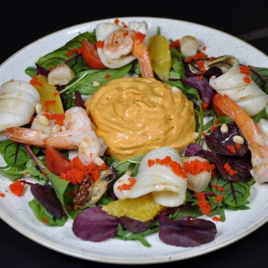 Теплый салат с морепродуктами