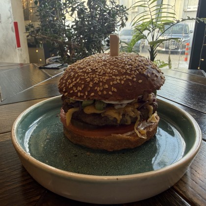 Бургер с сальсой из манго с говядиной