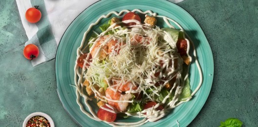 Салат Цезарь с креветками