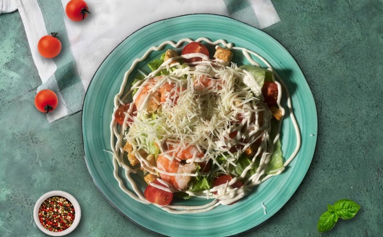 Салат Цезарь с креветками