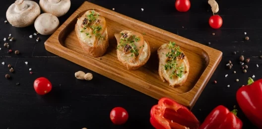 Брускетта с грушей и камамбером