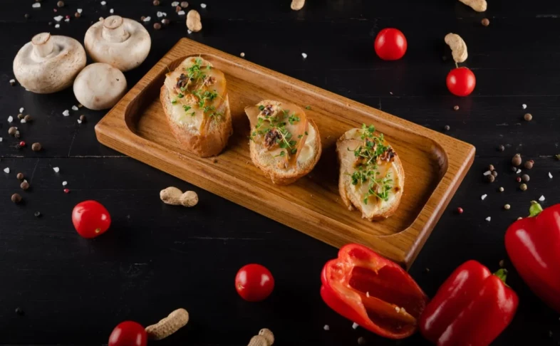 Брускетта с грушей и камамбером