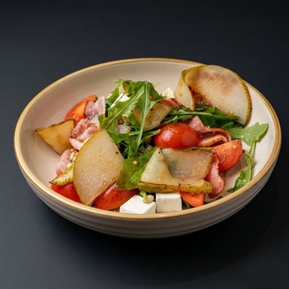 Теплый салат с беконом и грушей