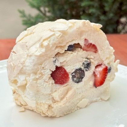 Меренговый рулет со свежими ягодами и крем-чизом