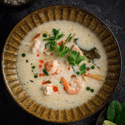 Суп том Кха с курицей и креветками
