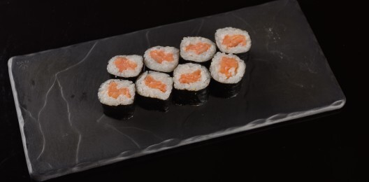 Ролл с копченым лососем