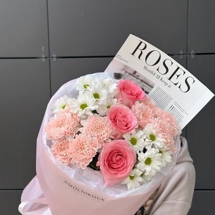 Очаровательный букет с ромашками и розовыми розами