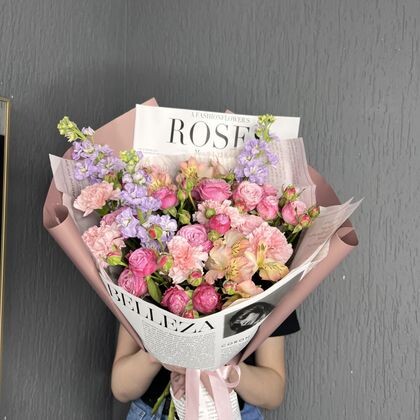 Летний букет цветов с матиоллой ,премиальными кустовыми розами