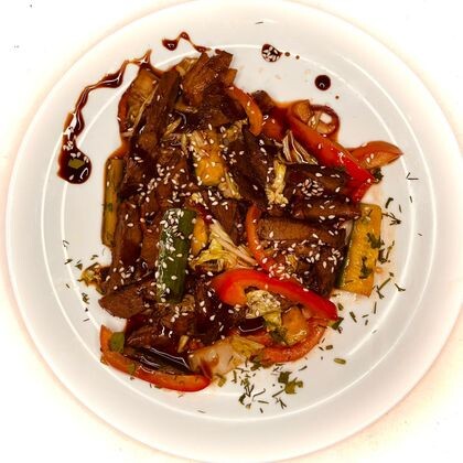 Теплый салат с говядиной острый