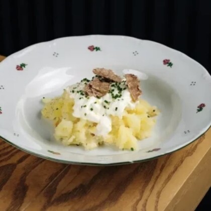 Запеченный картофель со страчателлой и белым трюфелем