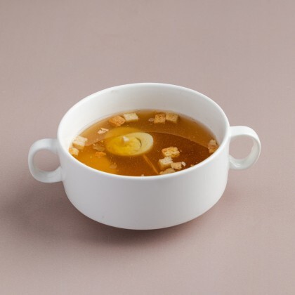 Куриный бульон с перепелиным яйцом