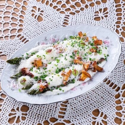 Спаржа с лисичками и муссом из пармезана