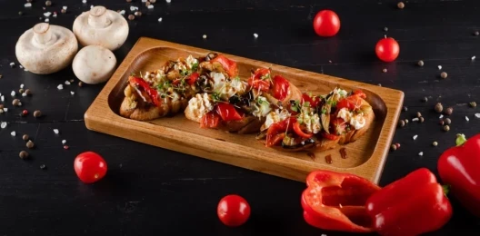 Брускетта с печеным баклажаном