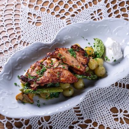 Бедро цыпленка с овощами и сметаной