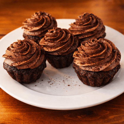 Постные шоколадные капкейки с бананом и красной смородиной (5 шт.)