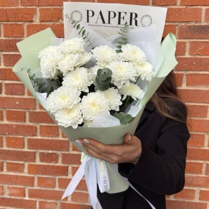 Букет из белых хризантем с эвкалиптом  💕