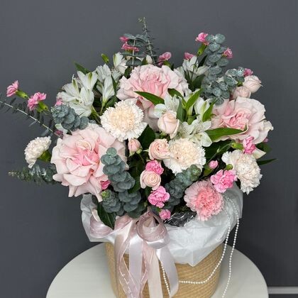 Красивая большая плетеная корзина с цветами