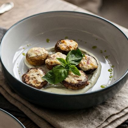Запеченные шампиньоны с сыром и беконом