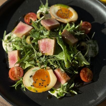 Салат с обжаренным тунцом