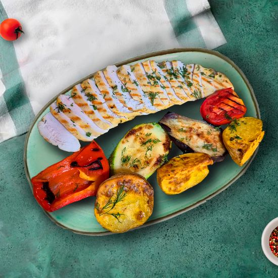 Грудка гриль с овощами