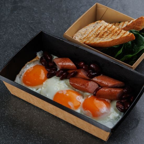 Глазунья с баварскими колбасками