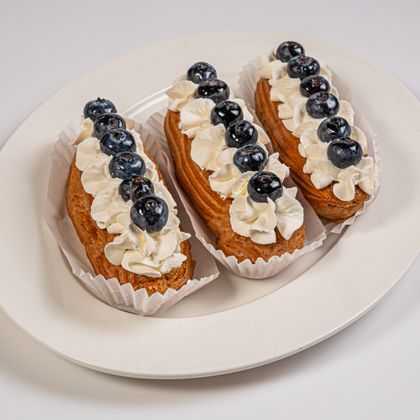 Сливочные эклеры со свежей голубикой 3 шт