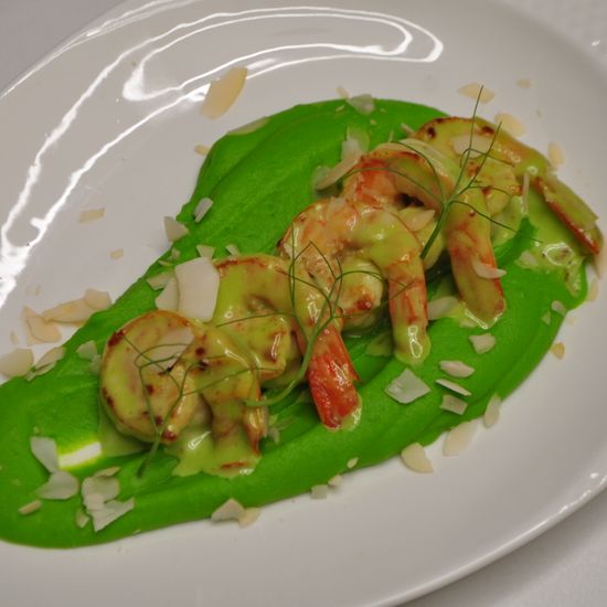 Креветки Васаби с кремом из горошка и брокколи