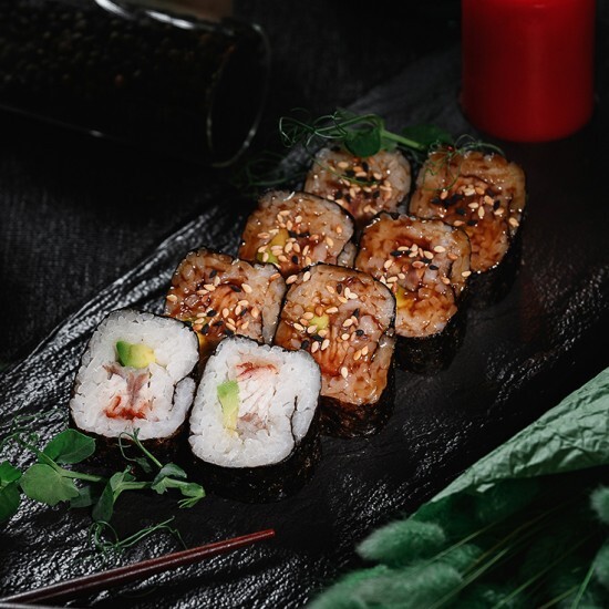 Маки с угрем