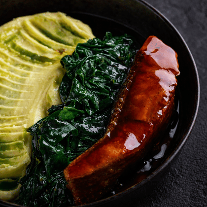 Филе лосося в соусе терияки, с картофельным пюре и шпинатом