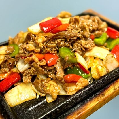 Жареная баранина с овощами на чугуне