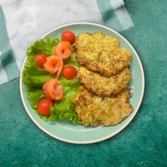 Драники из кабачков с форелью слабой соли