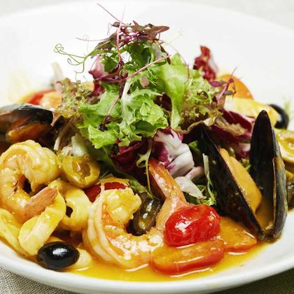 Теплый салат с морепродуктами