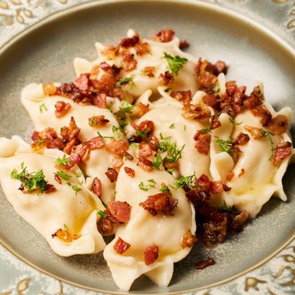 Вареники с картофелем, хрустящими шкварками конфи и томленым луком