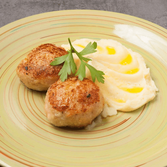 Две куриные котлетки с пюре