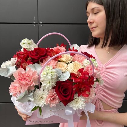Композиция цветов яркая в сумочке